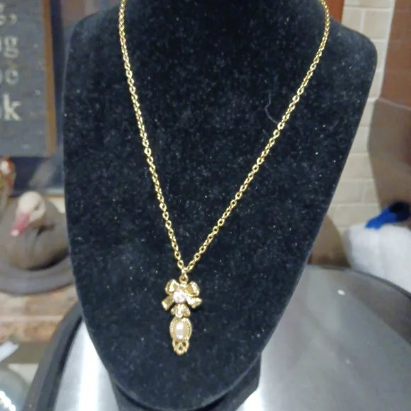 Vtg. 1928 Women's 18" Gold Tone Faux Pearl w/Porcelain Rose Necklace. - Picture 2 of 6